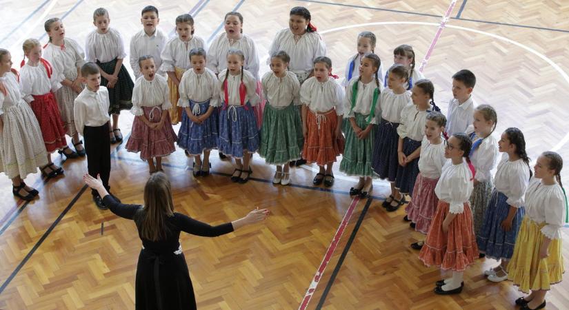 Tavaszi zsongás: 200 gyerek lépett színpadra a gálán (galériával)