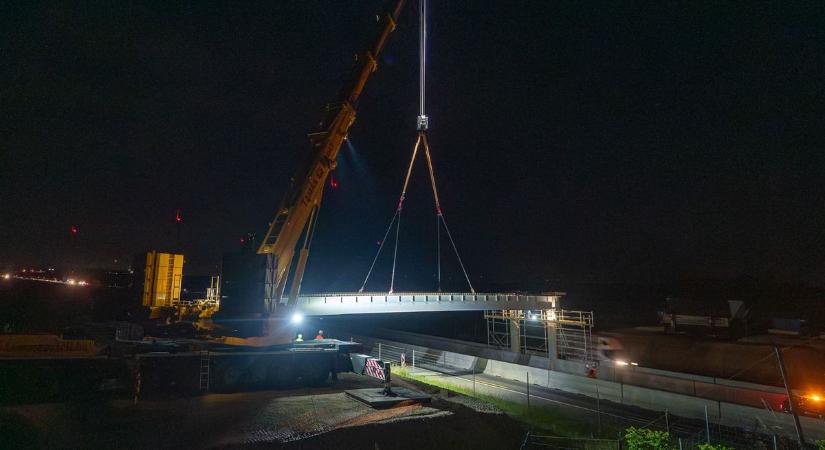 M1-es autópálya bővítés - Újabb hídgerenda került a helyére - fotók