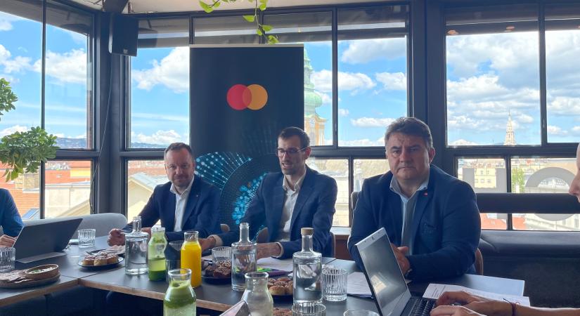 Magyarországon már mindenkinek van bankkártyája, sokaknak több is – megállíthatatlan a pénzügyi digitalizáció