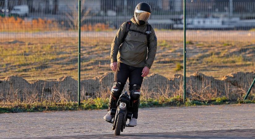 Életveszély: közel hetvennel száguldott elektromos egykerekűvel az Árpád hídon – videó