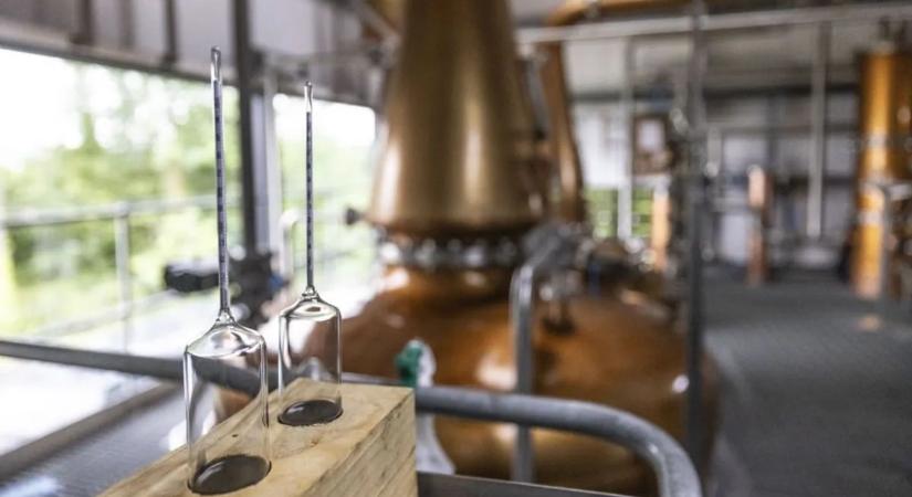 Rejtett whiskylepárlóra bukkantak – a csempészek nyomai még mindig láthatók