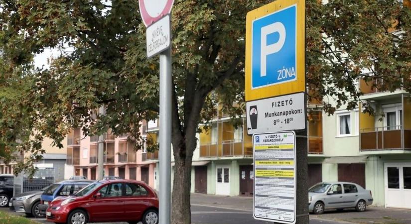 Hol vannak a szülők? Csúnya játékot játszik egy gyerek Miskolcon a kocsikkal