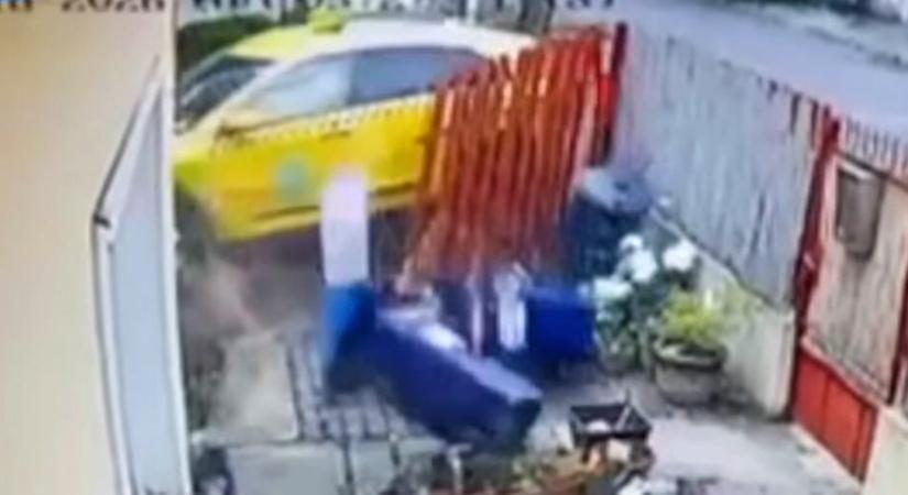 Letarolta egy ház kertjét az irányíthatatlanná vált taxi Pesterzsébeten – videón a becsapódás
