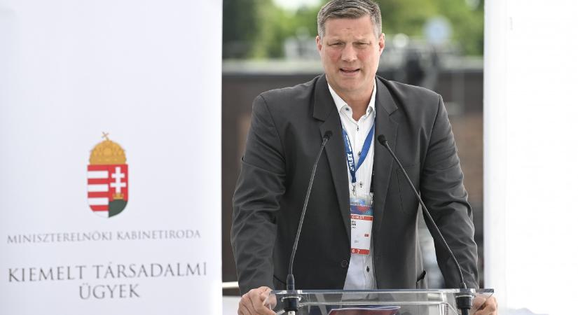 Közvetlenül a választások előtt kapott hárommilliárd forint támogatást a Vári Attila vezette alapítvány