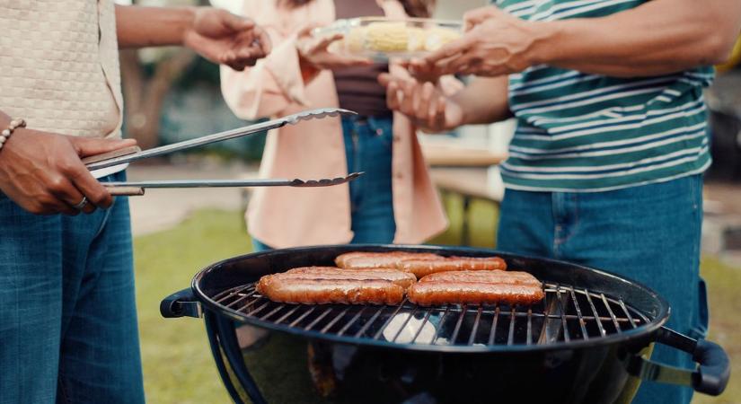 Füstbe borul Kistelek főtere, 250 grillkolbászt osztanak szét