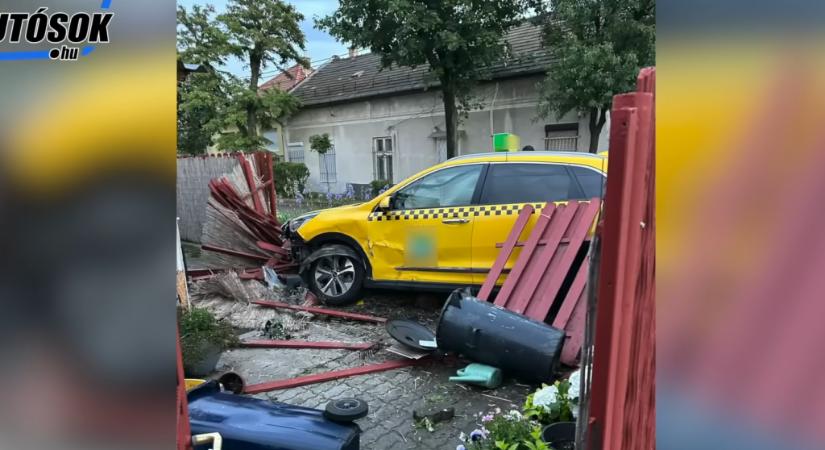 Videó: letarolta egy ház kertjét egy taxi Pesterzsébeten