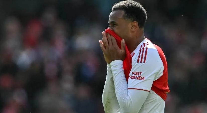 Az Arsenal sztárja a szexi feleségével együtt zokogott, miután a csapat bajnok lett