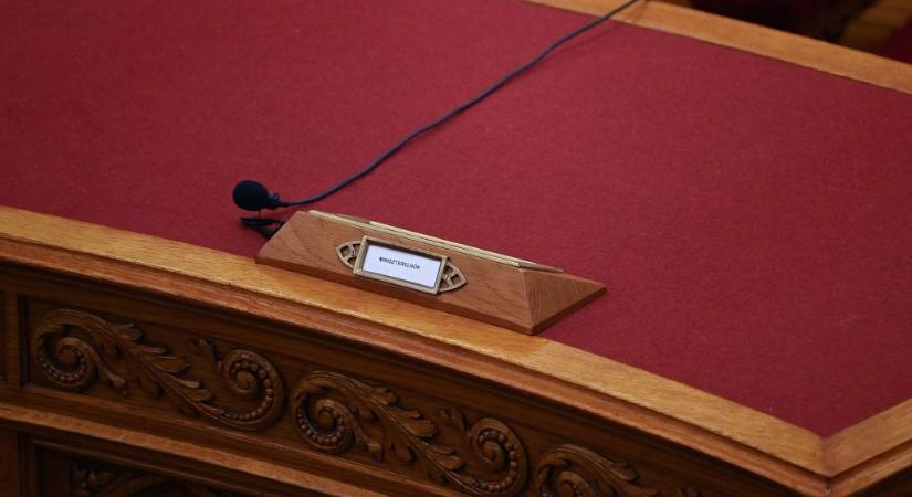 Pető Péter: A Fidesz elnémuló rogánizmusa szállította a Fidesz-történelem legmegalázóbb pillanatait