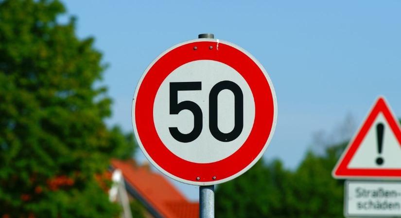 Kellemetlen és drága meglepetést hozhat a sebességkorlátozó táblák cseréje a 7-es számú főúton