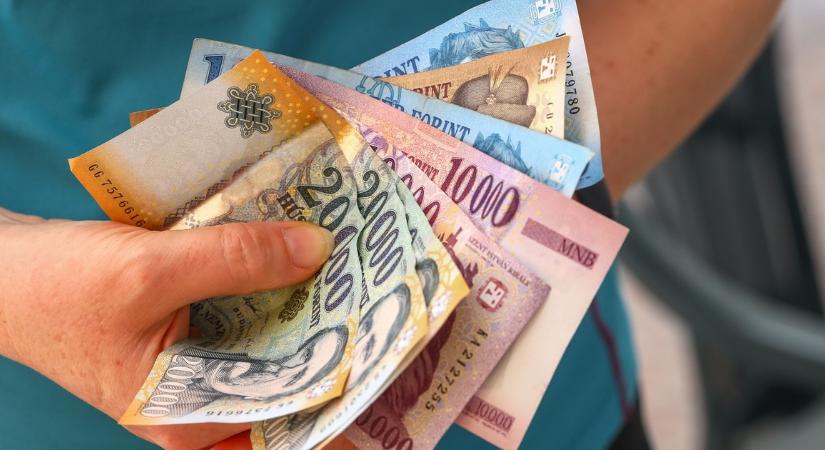 Váratlan örömhír az időseknek: pontosan 118 195 forint érkezik május 20-án