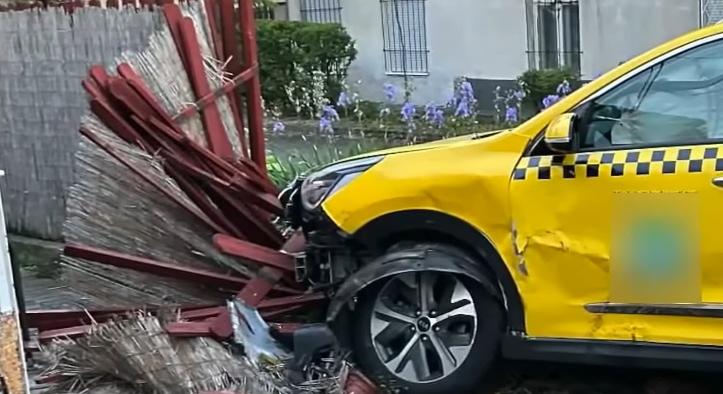Nullára gyalulta egy család kerítését az irányíthatatlanná vált taxi Pesterzsébeten – a videón jól látni, ki volt a hibás