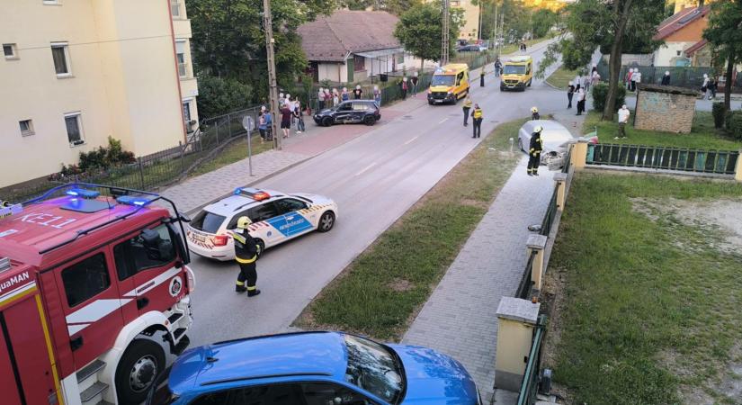 Autók ütköztek Dorogon