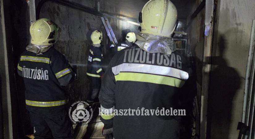 Teljes terjedelmében égett egy garázs Hajdúszoboszlón