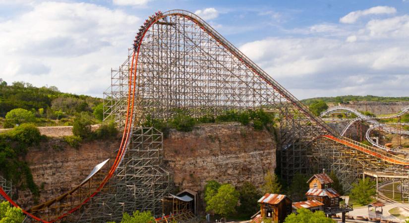 Váratlan áramszünet a vidámparkban – 75 méter magasból kellett levezetni az utasokat