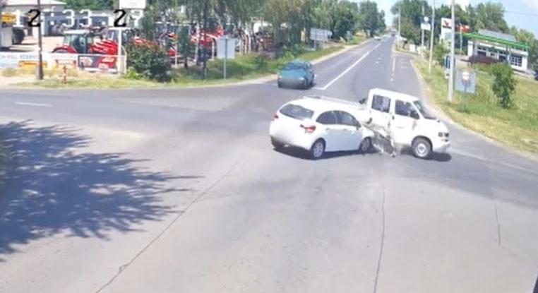 Videón a hajdúnánási kereszteződés, ahol folyamatosan egymást törik az autósok