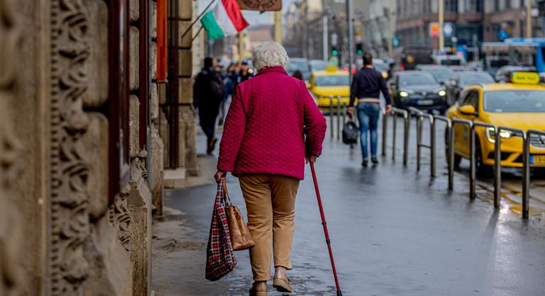 Több ezer nyugdíjas kap szerdától pluszpénzt