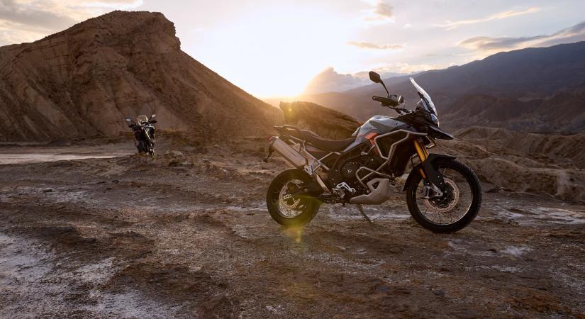 Triumph Tiger 900 és 1200 különkiadások: Alpine Edition, az alpesi túrákra és Desert Edition, a sivatagi expedíciókra hangolva