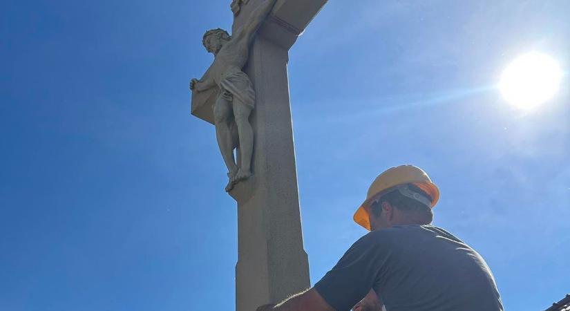 Felújították a csornai Kocsis-keresztet, szombaton szentelik újra