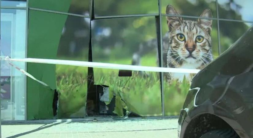 Bizarr fehérvári baleset: Újabb részlet derült ki a kirakatba hajtott autósról - videó