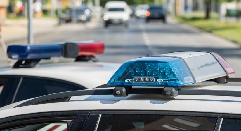 Baleset a hajdú-bihari városban: biciklitárolónak vágódott a kiütött autó, a vétkes elmenekült