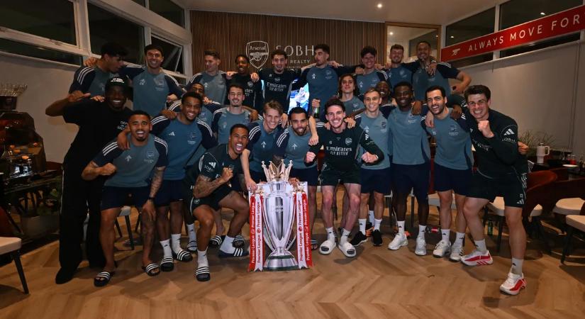 „Már nem nevetnek rajtunk...” – videókon az angol bajnok Arsenal ünneplése