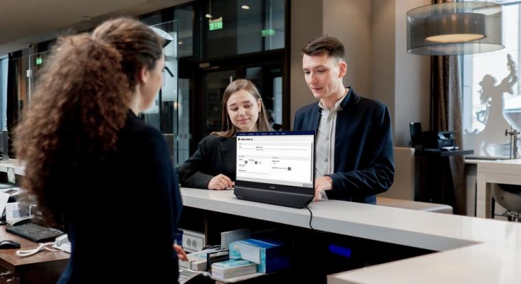 Az új Philips monitornak mindkét oldalára került kijelző