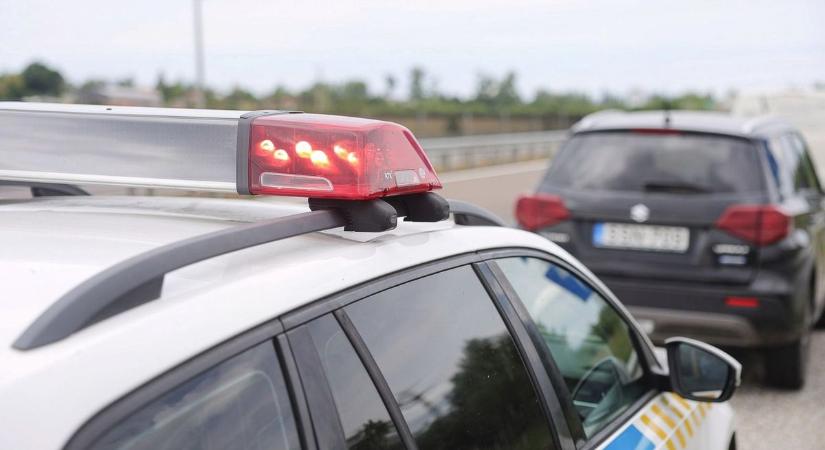 Karambol Heves határában, két autó csattant a forgalmas főúton