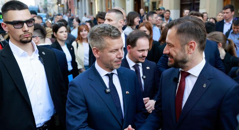 Szirénázó rendőrautók, óriási készültség: videón jelentkezett be Varsóból a magyar miniszterelnök