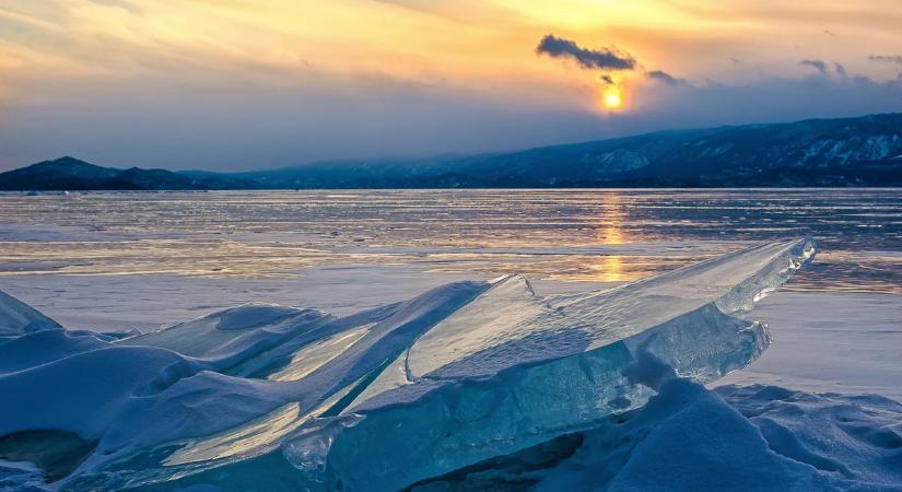 Felborult egy turistákat szállító hajó – többen tűntek el a jeges vízben