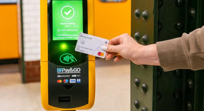 Számok bizonyítják, tomboló siker a hirtelen jegyvásárlás a metrón