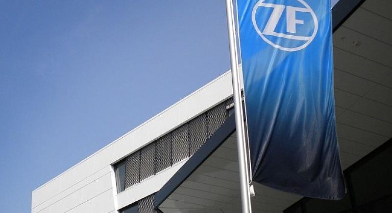 Nem hátrál ki az elektromos hajtásokból a ZF, de komoly ára lesz