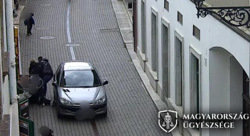 Fényes nappal vert meg egy nőt az utcán, Egerben