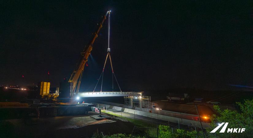 Éjszakai óriásművelet az M1-esen - Helyére került a 27,5 tonnás hídgerenda Csémnél