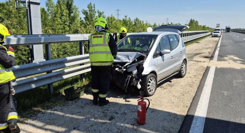 Szalagkorlátnak csapódott egy autó az M86-os - fotók