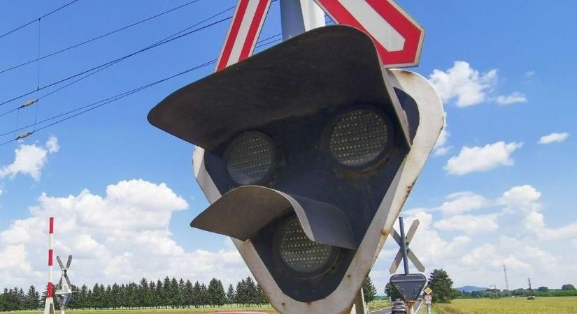 Nem működik a fényjelző ebben a vasi vasúti átjáróban