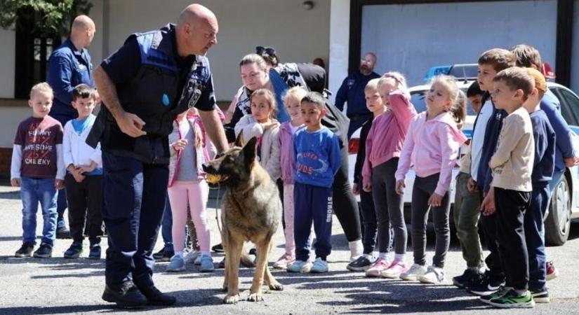 Óvodások látogatták meg a barcsi rendőröket