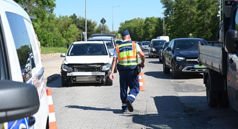 Törmelék és foltok borítják a belvárosi Tisza hidat, baleset miatt dugó lassítja a forgalmat – galériával