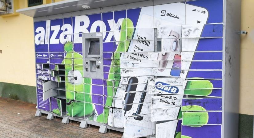 Egyetlen éjszaka alatt 66 csomagautomata-rekeszt törtek fel – több millió forintot zsákmányoltak