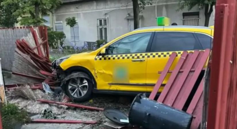 Mindent letarolt a taxis Pesterzsébeten - videón a hatalmas baleset!
