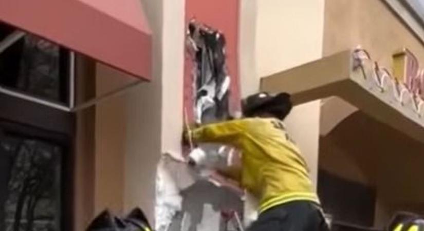 Több mint tíz órán át volt a falba szorulva egy betörő, rendőrök figyeltek fel a segélykérésre – videó