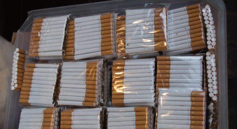 Zárjegy nélküli cigarettával kereskedtek, az M1-esen fogták el őket