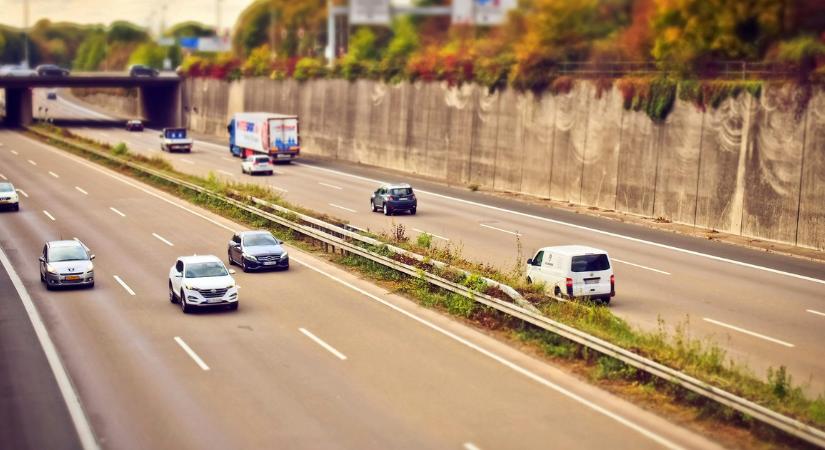 Tömegbaleset az M0 körgyűrűn: hat autó karambolozott, több kilométeres a torlódás