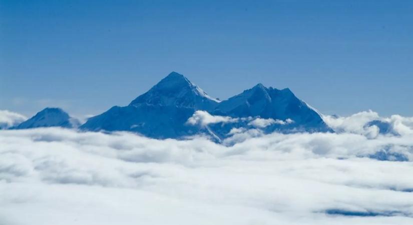18 éves lány döntött történelmi rekordot a Mount Everesten
