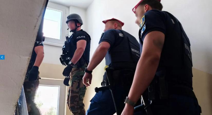 Lefejezéssel fenyegette a rendőröket, kommandósok csaptak le rá