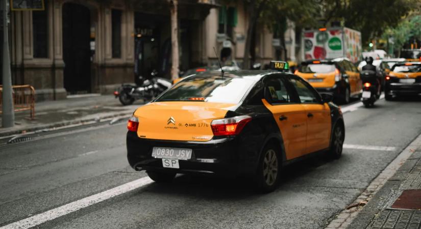 Taxiban támadt egy nőre három rendőr, léptek a hatóságok