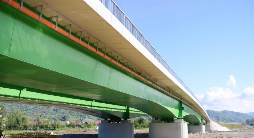 Hamarosan megnyílhat a forgalom előtt a Tisza fölött épülő új román-ukrán közúti híd