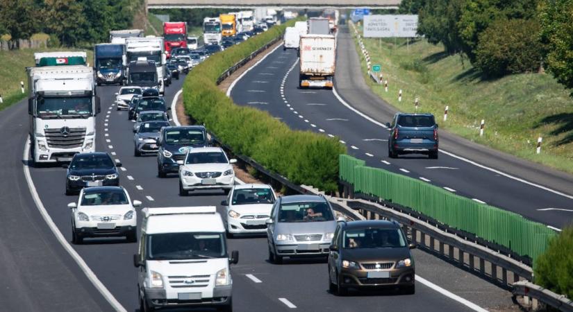 Sok a kamion az M1-es autópályán, akár 1 órával is tovább tarthat az út