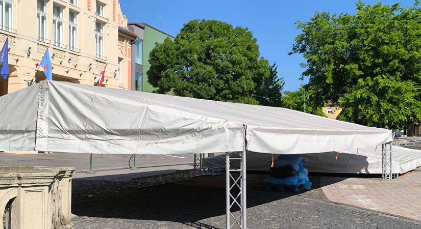 Épül a színpad, és csütörtökön reggeltől már számolni kell lezárásokkal is (fotókkal)