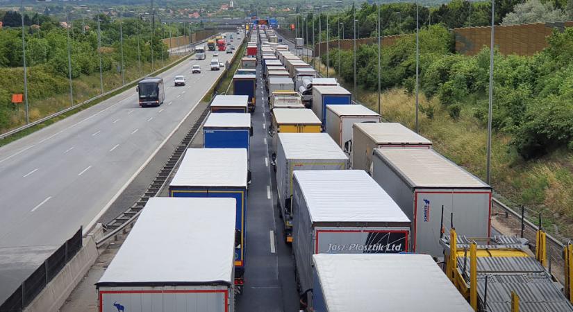 Tömegkarambol miatt összeomlott a közlekedés az M0-án, már 8 kilométeres a dugó