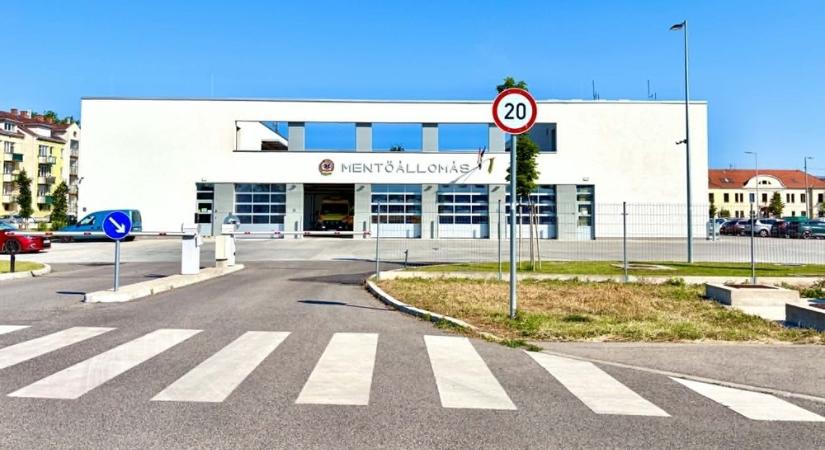 A győri mentőállomásra beköltözve szervízeli az OMSZ autóit Mészáros Lőrinc cége